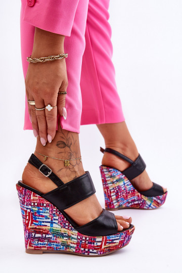   sandaalid platvormiga mustad Calderia