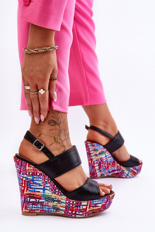   sandaalid platvormiga mustad Calderia