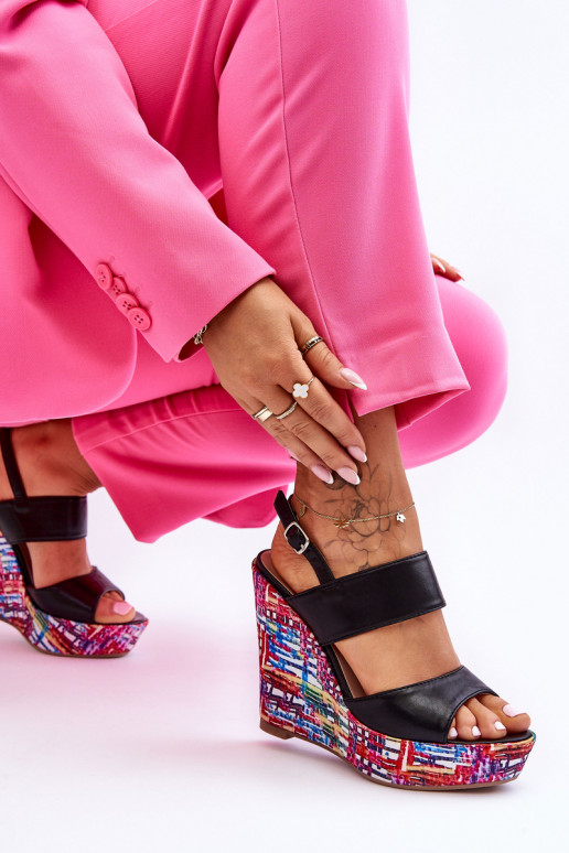   sandaalid platvormiga mustad Calderia