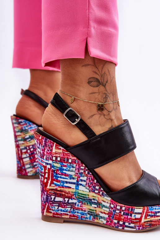   sandaalid platvormiga mustad Calderia