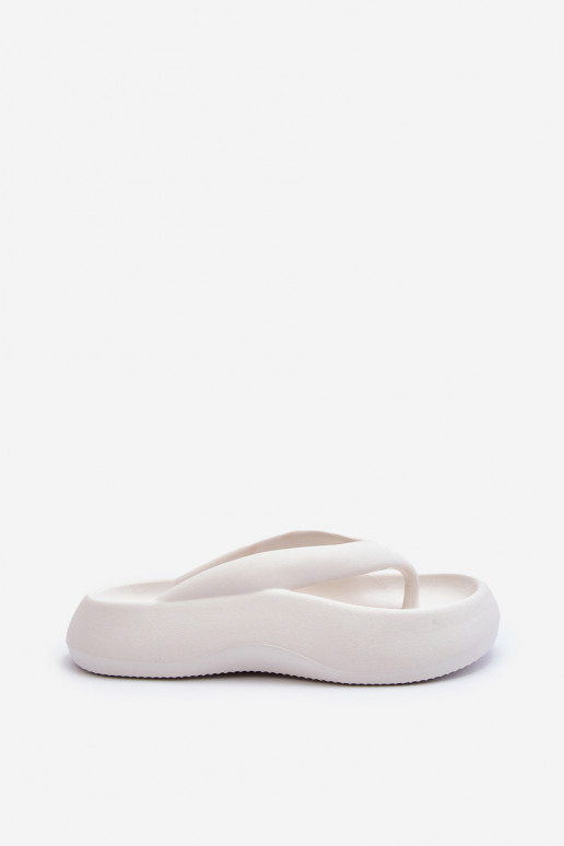 Kerged sussid moodsad varbavahe-sandaalid valget värvi Roux