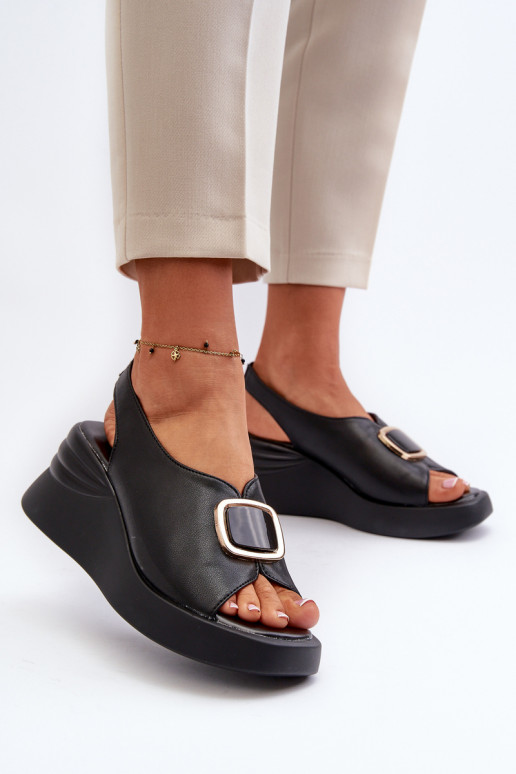     Platvormiga sandaalid kaunistustega mustad Salvania