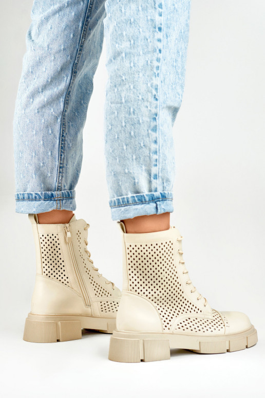 Naiste aetud beežid pitsiga kingad