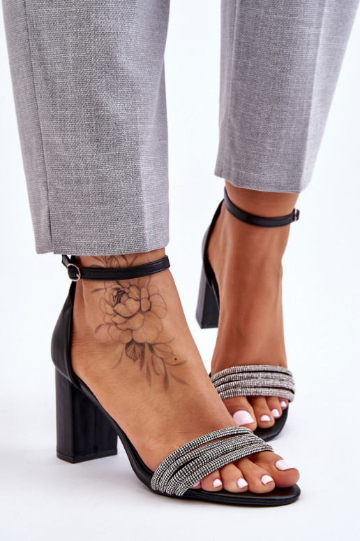 Elegantsed sandaalid säravate kristallidega kõrge jämeda kontsaga mustad Laurene