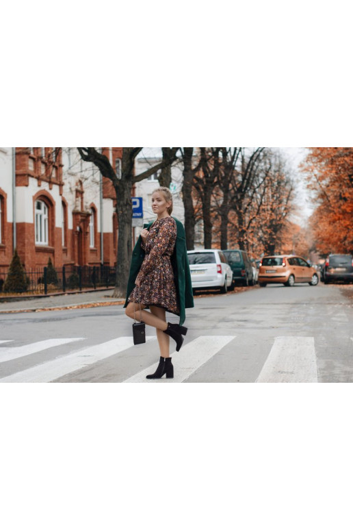 Klassikalise mudeli kannal mustad kingad