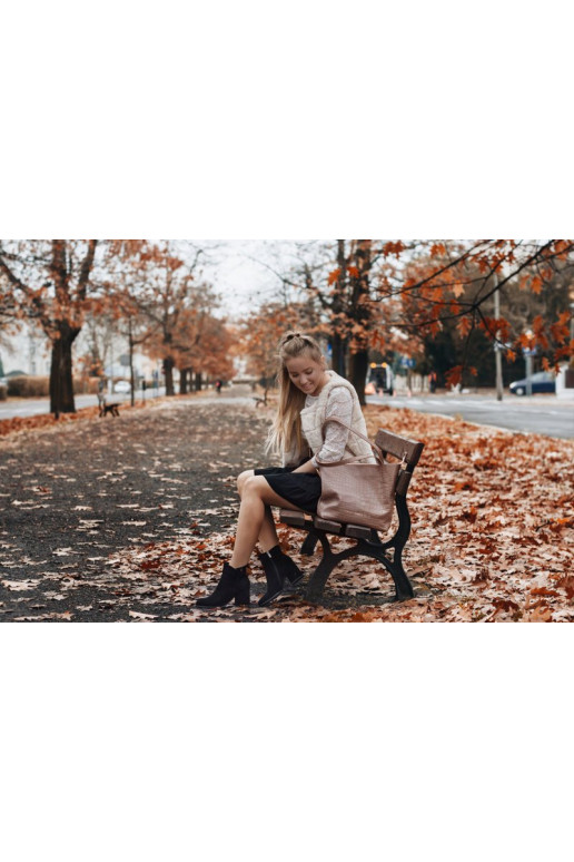 Klassikalise mudeli kannal mustad kingad