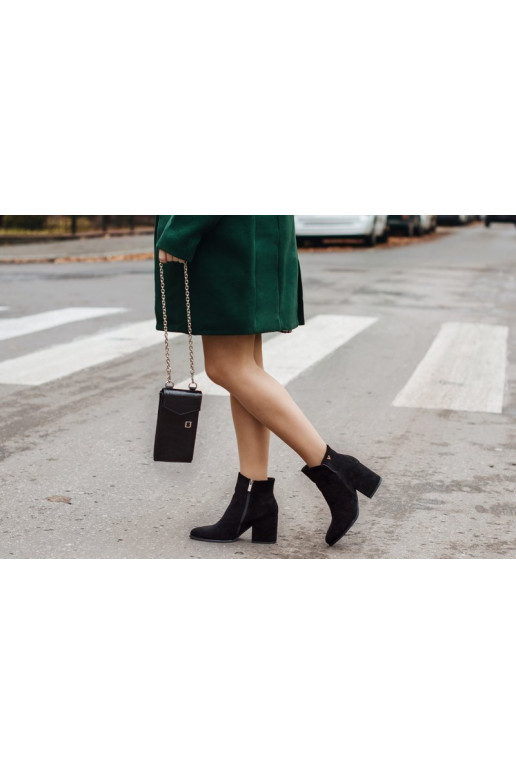 Klassikalise mudeli kannal mustad kingad