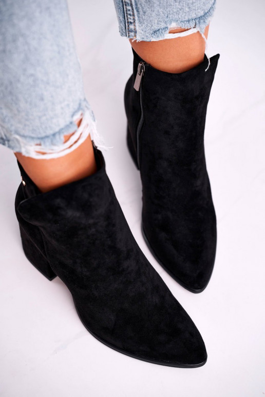 Klassikalise mudeli kannal mustad kingad