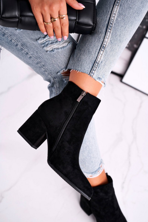 Klassikalise mudeli kannal mustad kingad