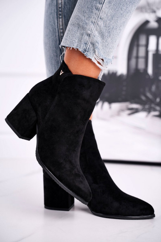 Klassikalise mudeli kannal mustad kingad