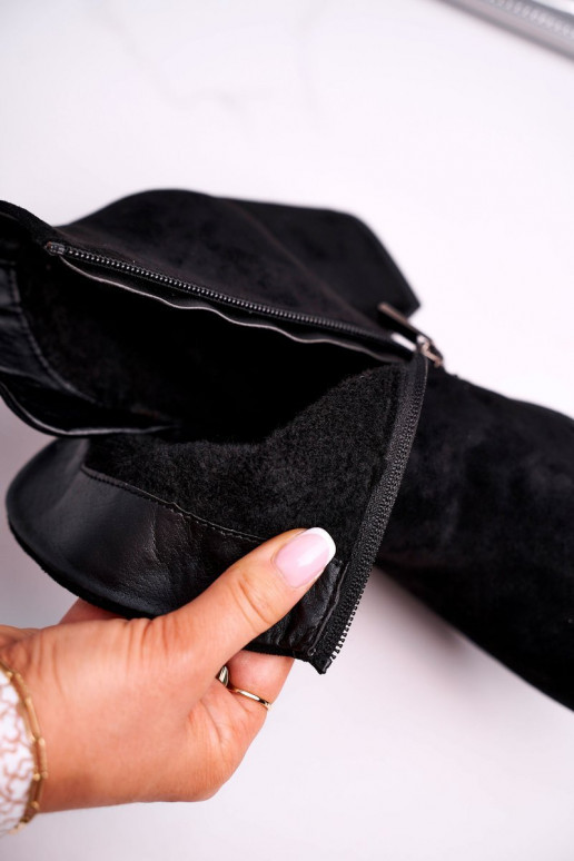 Klassikalise mudeli kannal mustad kingad