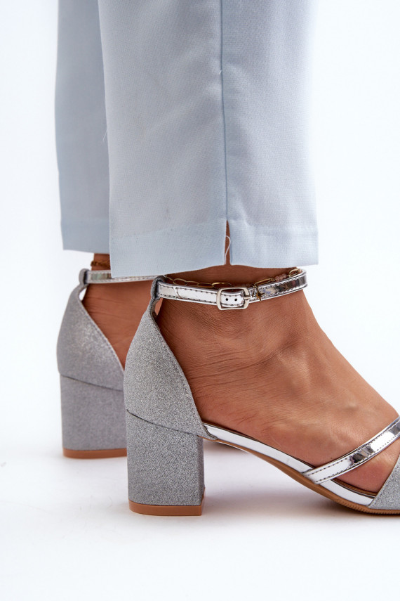 Läikivad sandaalid    Hõbedat värvi Ploemis