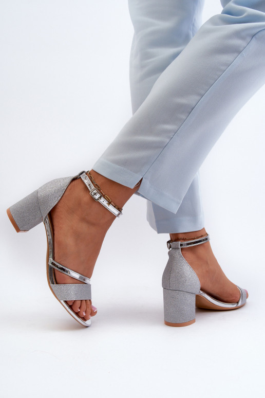 Läikivad sandaalid    Hõbedat värvi Ploemis