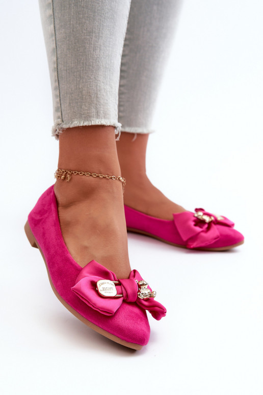 Roosad kunstsuede baleriinad, millel on lipsud