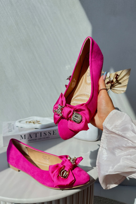 Roosad kunstsuede baleriinad, millel on lipsud