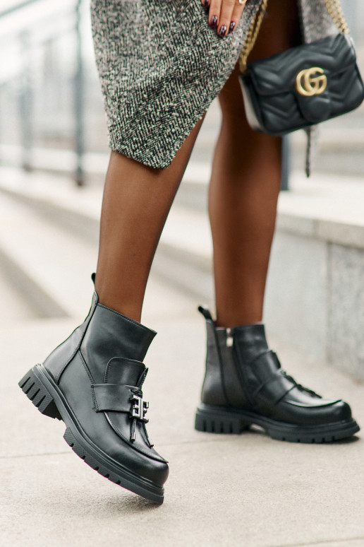 Nahk Naiste poolsaapad laiade nööridega kaunistustega voodriga mustad Asperra