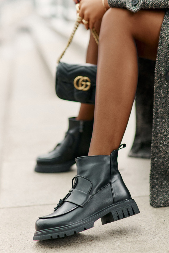 Nahk Naiste poolsaapad laiade nööridega kaunistustega voodriga mustad Asperra