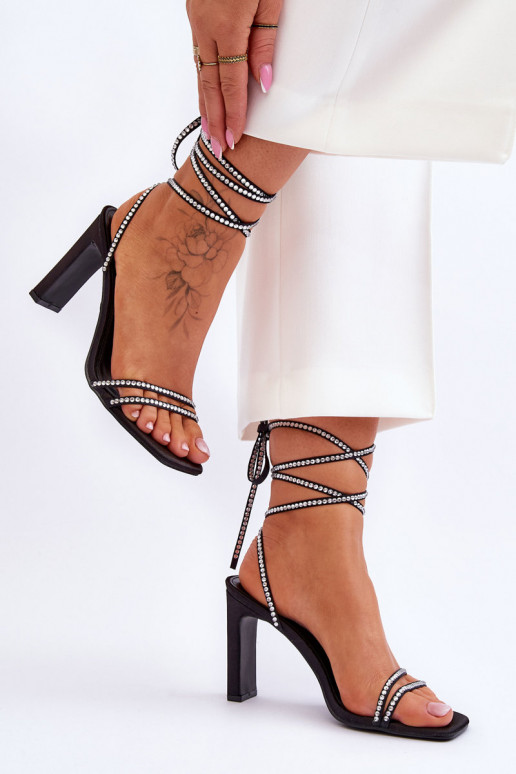 Elegantsed lahtised kingad neetidega mustad Nessy