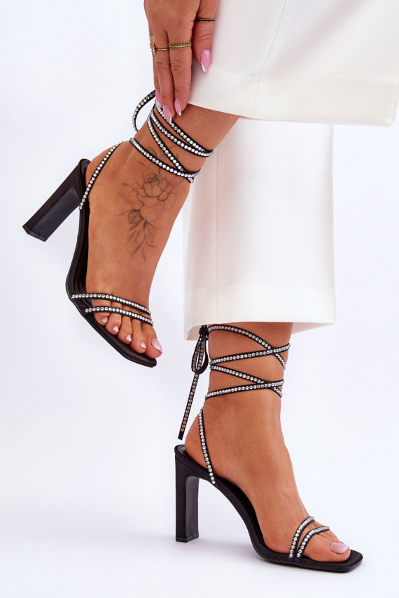 Elegantsed lahtised kingad neetidega mustad Nessy