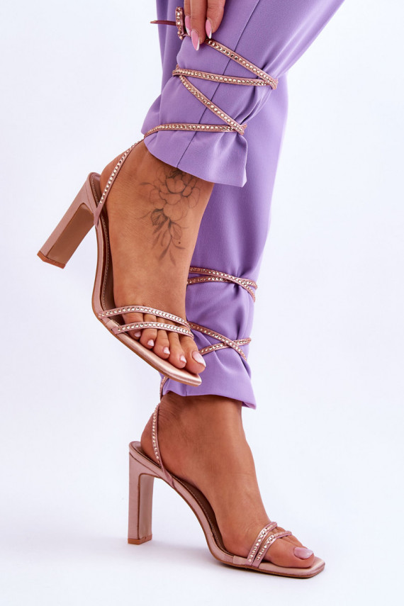 Elegantsed lahtised kingad neetidega Nude Nessy