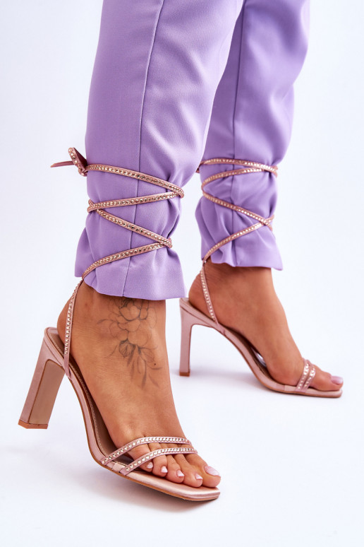Elegantsed lahtised kingad neetidega Nude Nessy