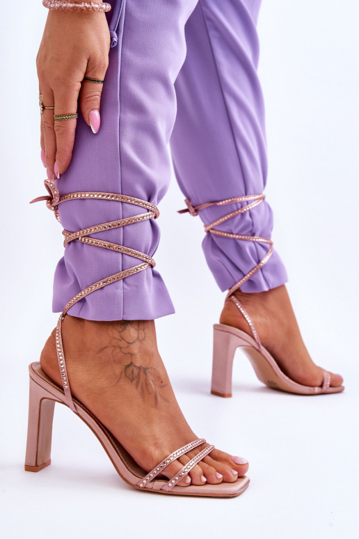 Elegantsed lahtised kingad neetidega Nude Nessy