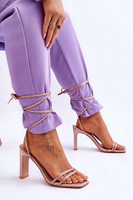 Elegantsed lahtised kingad neetidega Nude Nessy
