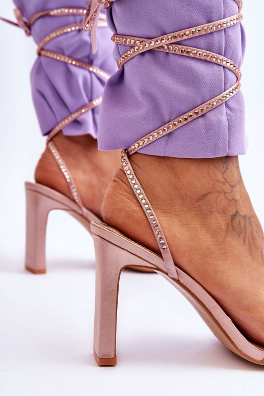 Elegantsed lahtised kingad neetidega Nude Nessy