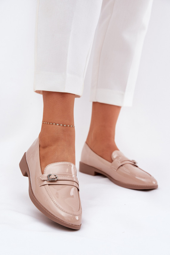 Lakitud mokassiinid Naiselik kaunistustega neetide ja pandlaga beeži värvi Mollan