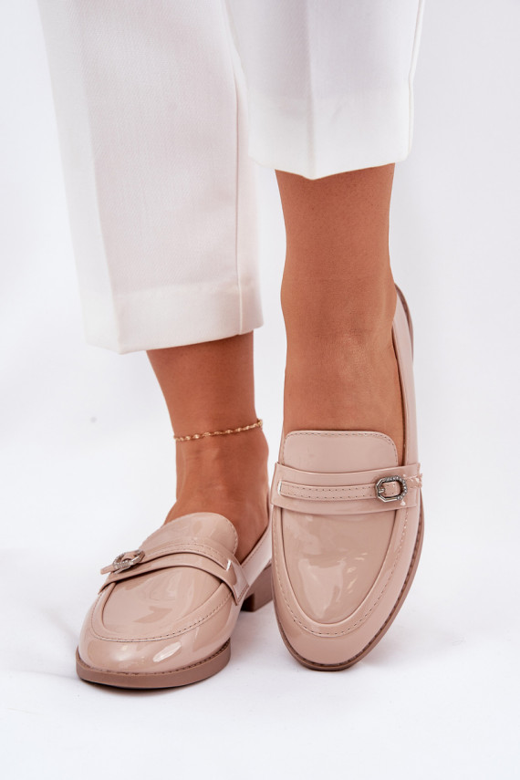 Lakitud mokassiinid Naiselik kaunistustega neetide ja pandlaga beeži värvi Mollan