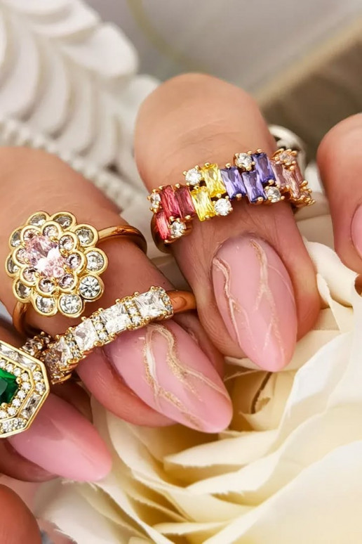 Roostevabast terasest sõrmus kaetud...