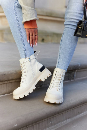 Naiste poolsaapad...