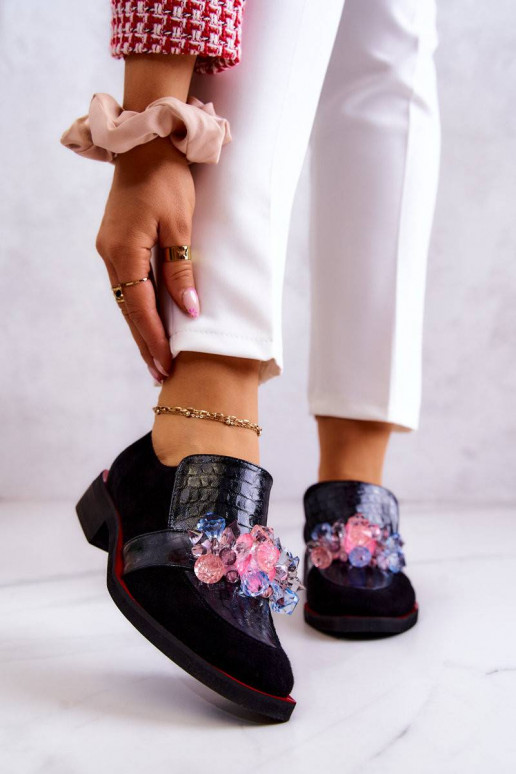 Seemisnakhsed jalatsid kaunistustega...