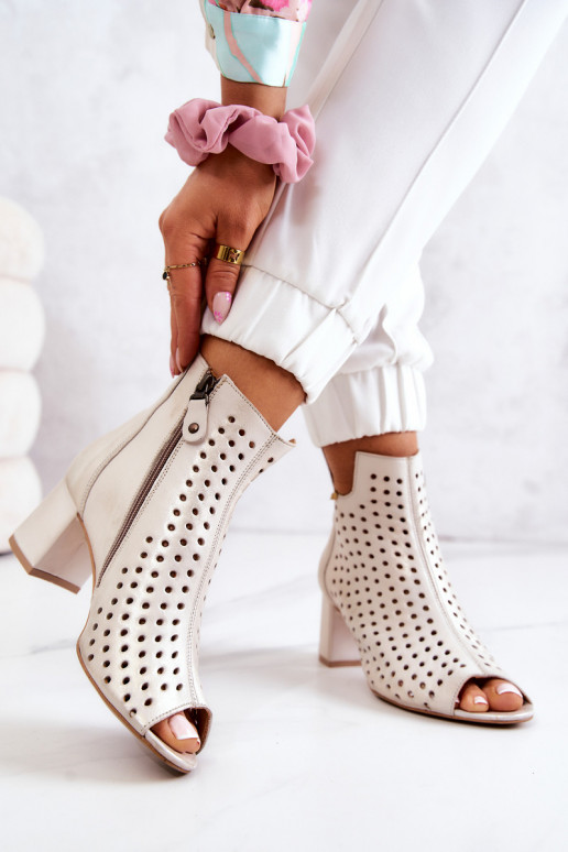 Läbimustritega ümardused beež