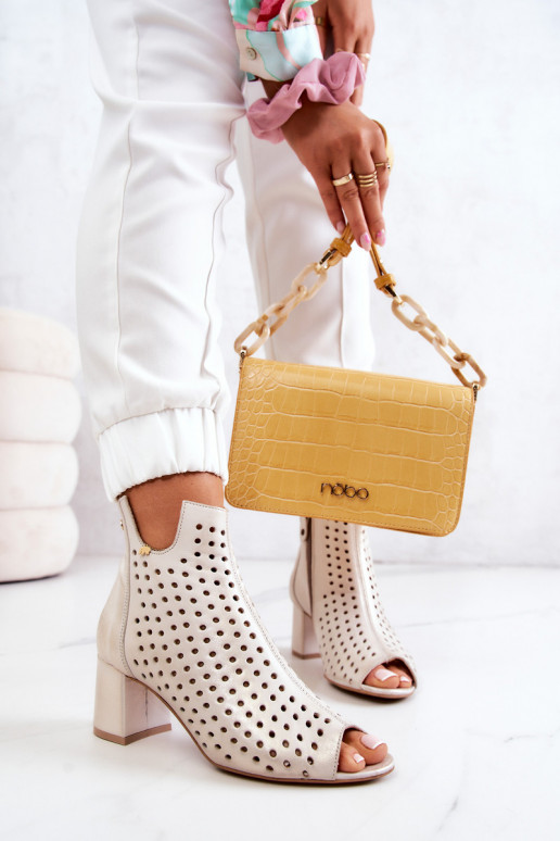 Läbimustritega ümardused beež