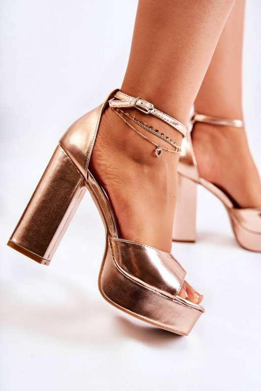 moodsad sandaalid Kuldset värvi Besso