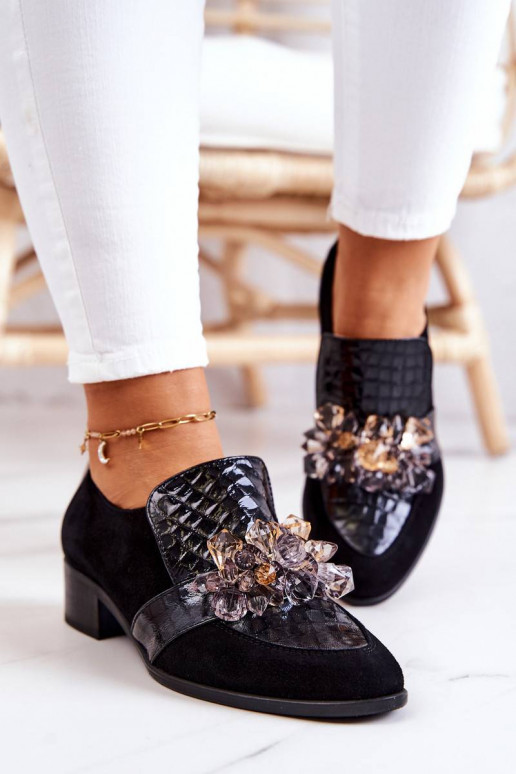 Seemisnakhsed jalatsid kaunistustega...