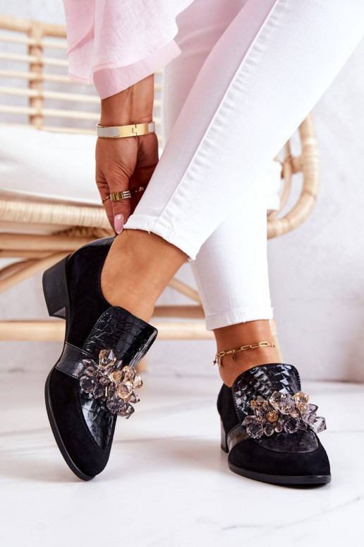 Seemisnakhsed jalatsid kaunistustega...