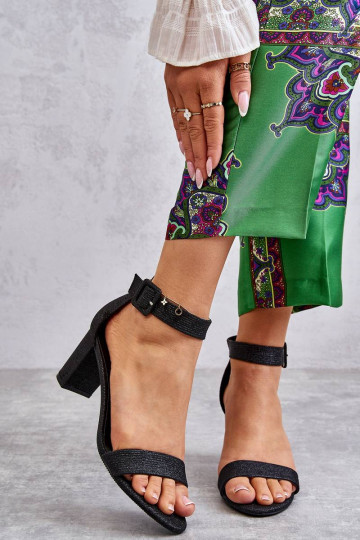 Kõrge jämeda kontsaga...