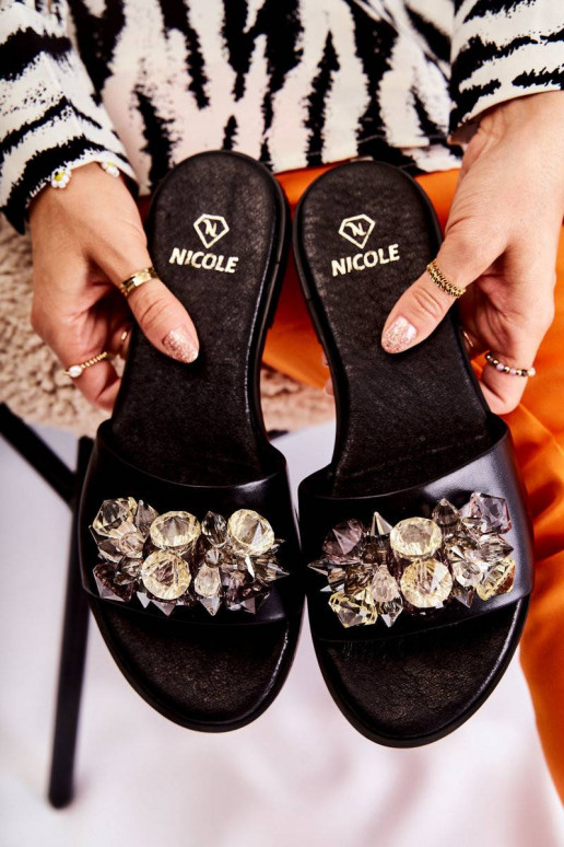 Plätud kaunistustega Nicole mustad