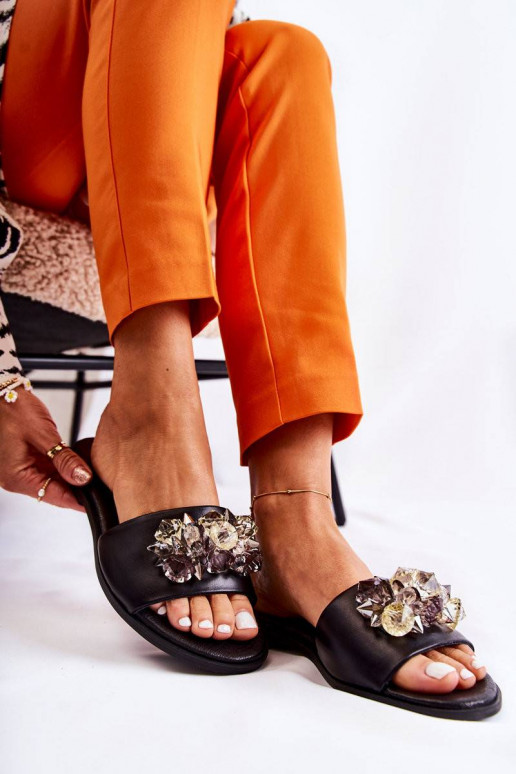 Plätud kaunistustega Nicole mustad