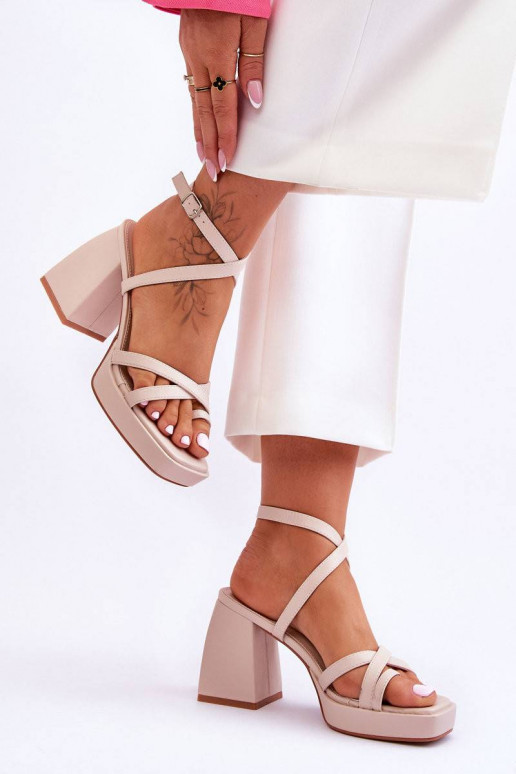 Moodsad kõrge kontsaga sandaalid...