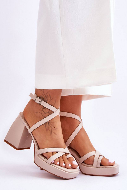 Moodsad kõrge kontsaga sandaalid...