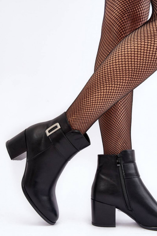 Naiste poolsaapad mustad Starines