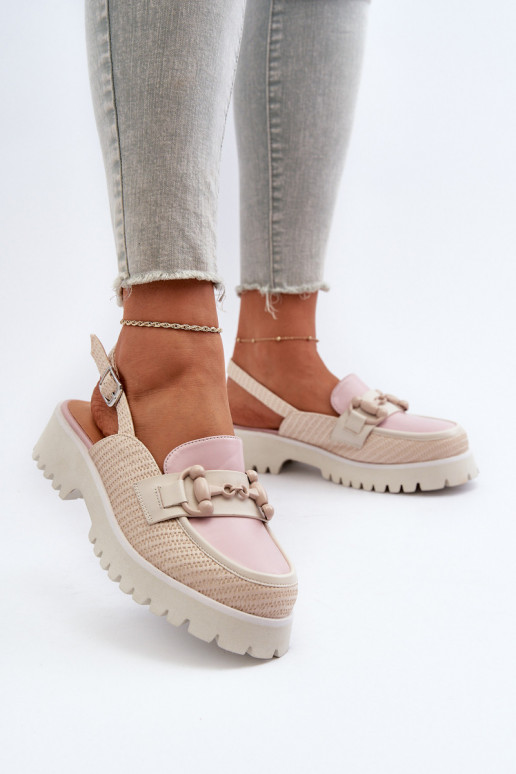 Naistesandaalid laiade nööridega...