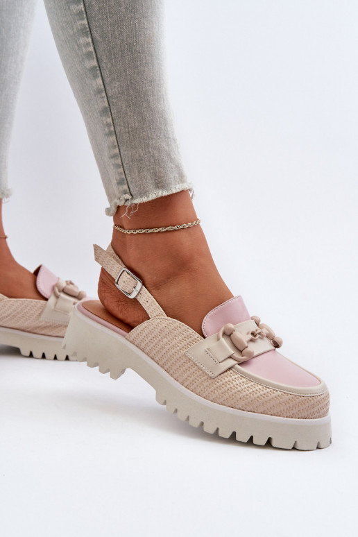 Naistesandaalid laiade nööridega...