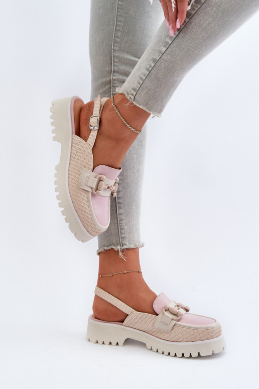 Naistesandaalid laiade nööridega...