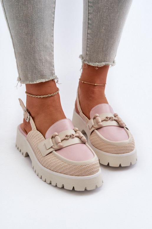 Naistesandaalid laiade nööridega...