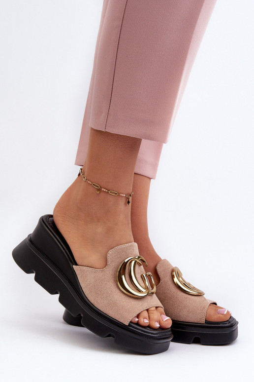 Naiste ökoseemisnahast plätud kiilul...