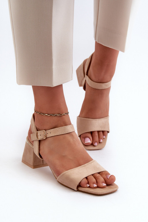 Naiste sandaalid klotsil, mis on...